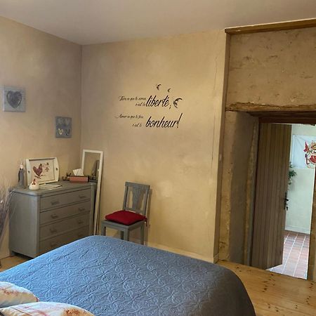 Bed and Breakfast Logis De Riparfonds Bressuire Esterno foto
