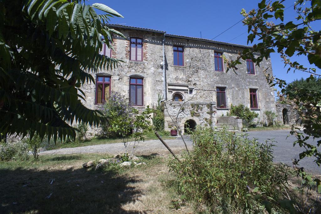 Bed and Breakfast Logis De Riparfonds Bressuire Esterno foto