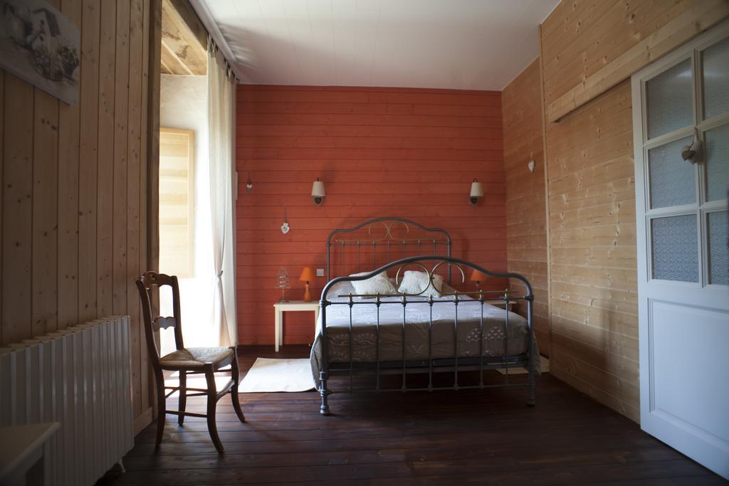 Bed and Breakfast Logis De Riparfonds Bressuire Esterno foto