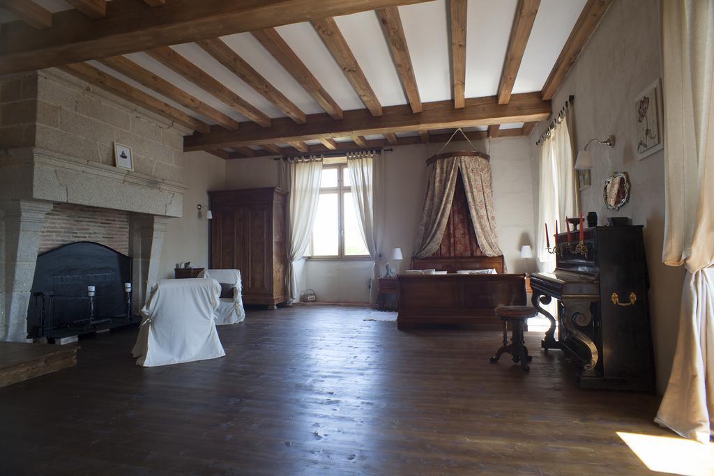 Bed and Breakfast Logis De Riparfonds Bressuire Esterno foto