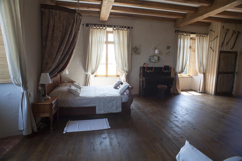Bed and Breakfast Logis De Riparfonds Bressuire Esterno foto