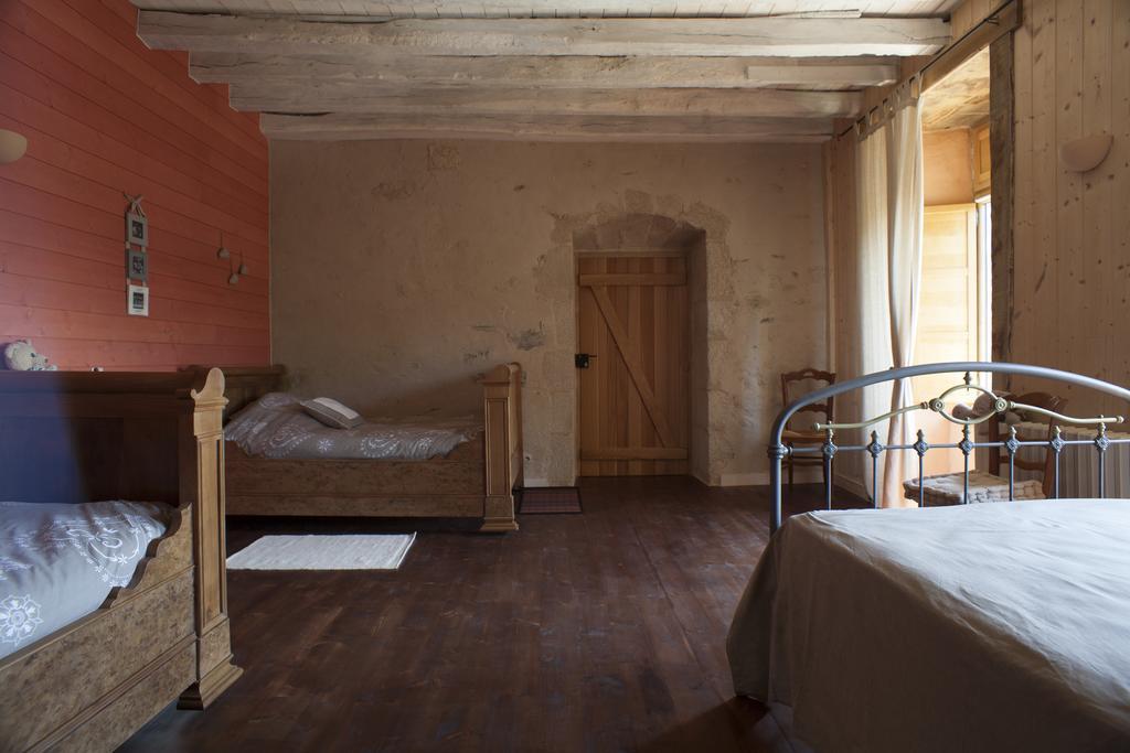 Bed and Breakfast Logis De Riparfonds Bressuire Esterno foto