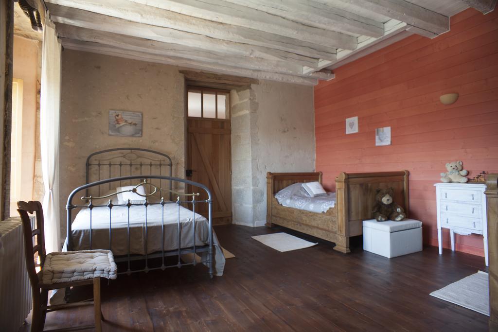Bed and Breakfast Logis De Riparfonds Bressuire Esterno foto