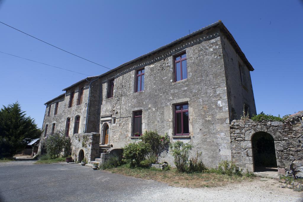 Bed and Breakfast Logis De Riparfonds Bressuire Esterno foto