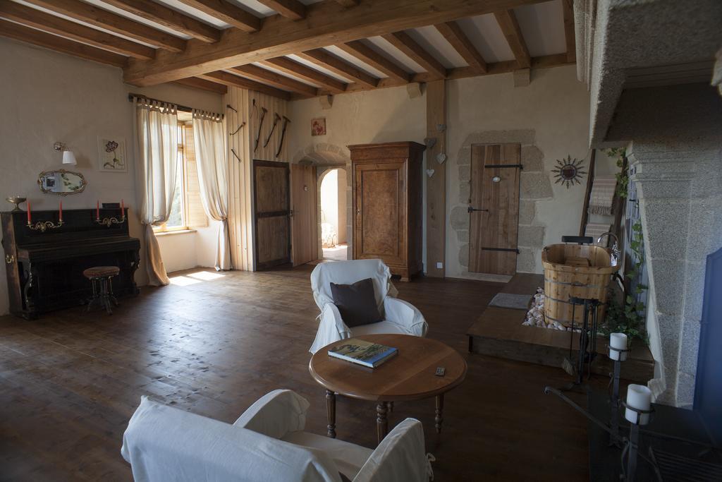 Bed and Breakfast Logis De Riparfonds Bressuire Esterno foto