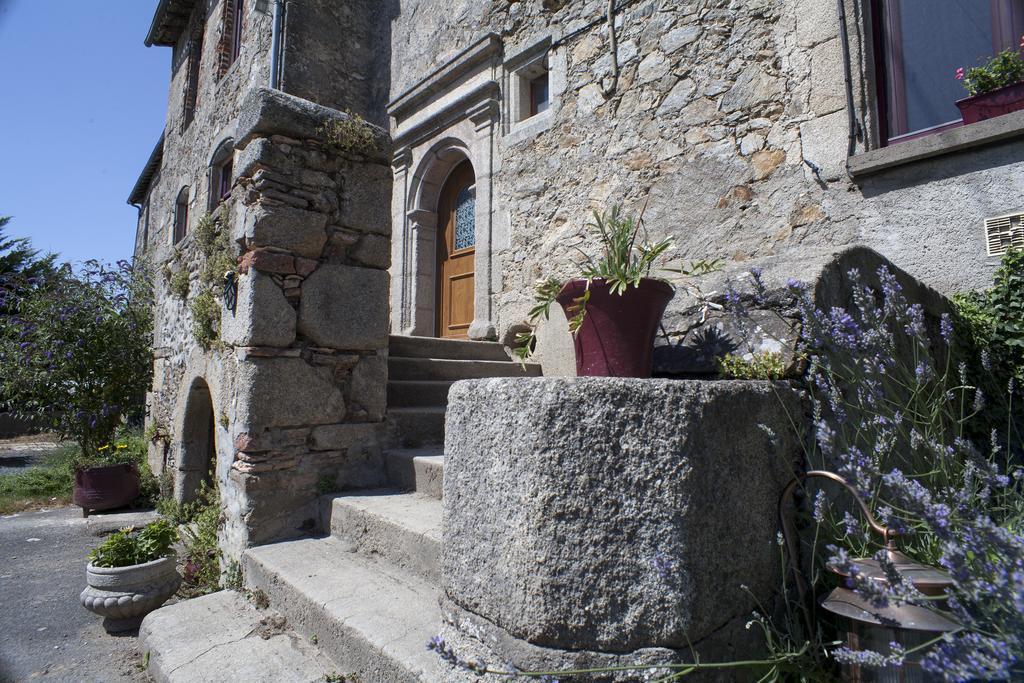 Bed and Breakfast Logis De Riparfonds Bressuire Esterno foto
